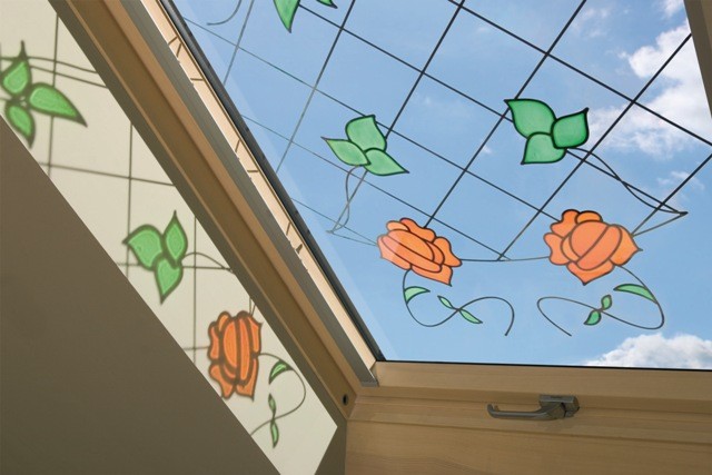 Витражные стеклопакеты Такой нестандартный стеклопакет можно встроить в любую модель окон для крыши FAKRO. Контуры рисунка не пропускают солнечный свет, а цветные элементы - полупрозрачны в зависимости от насыщенности красителя. 